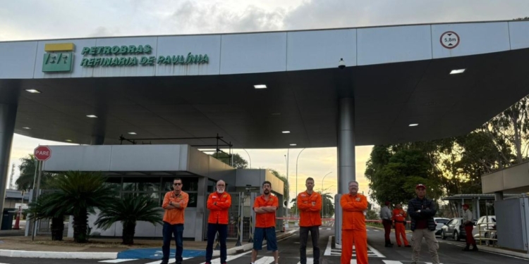 Greve nacional dos petroleiros mobiliza trabalhadores da Replan, em Paulínia