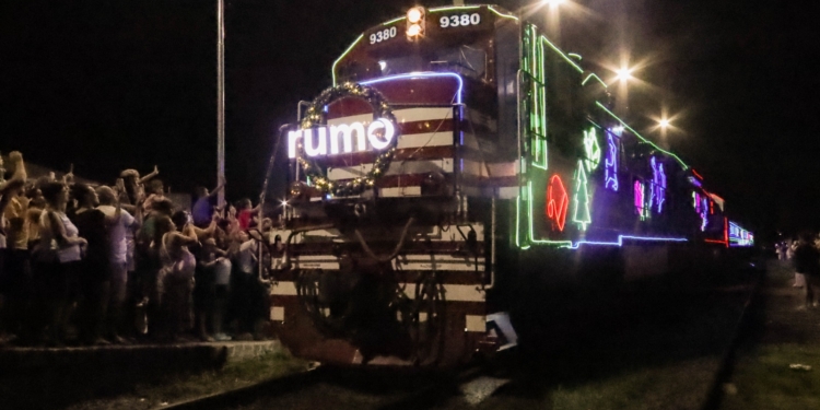 Trem iluminado de Natal da Rumo passa por Hortolândia nesta terça-feira à noite