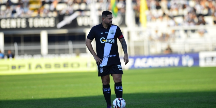 Com contrato encerrado, Ponte negocia permanência de Elvis para 2026