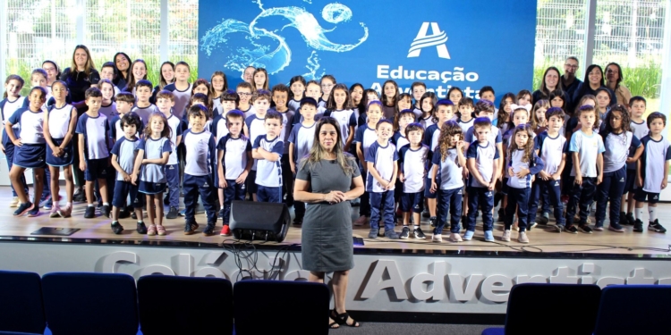 Coral natalino do Colégio Adventista faz apresentação na Praça Arautos da Paz