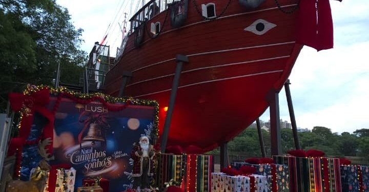 Caravela da Lagoa do Taquaral recebe decoração e iluminação de Natal