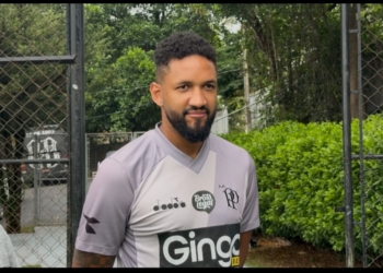 Wallace chega à Ponte Preta com carreira na Europa e mira regularidade em 2026
