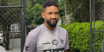 Wallace chega à Ponte Preta com carreira na Europa e mira regularidade em 2026