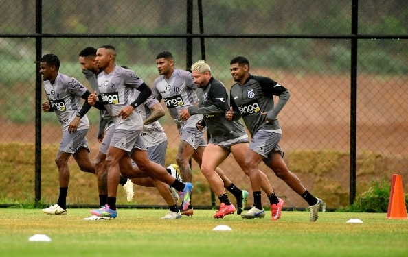 Em meio à crise financeira, Ponte Preta preserva base campeã da Série C