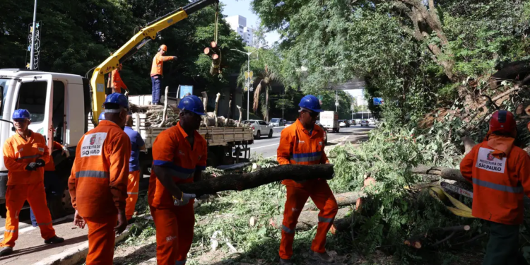 Ventania deixa 1,5 milhão sem energia e cancela mais de 300 voos na Grande São Paulo