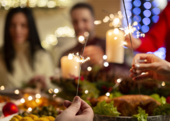 Natal, Espelhos e Silêncios: Uma Leitura Psicanalítica da Solidão na Ceia – por Thiago Pontes