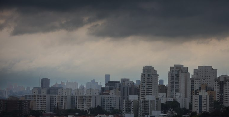Defesa Civil de SP alerta para mudanças no tempo e chuva intensa no início de 2026