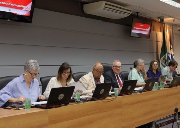 Barrada por manifestantes, reunião do Consu será retomada na tarde desta quinta-feira