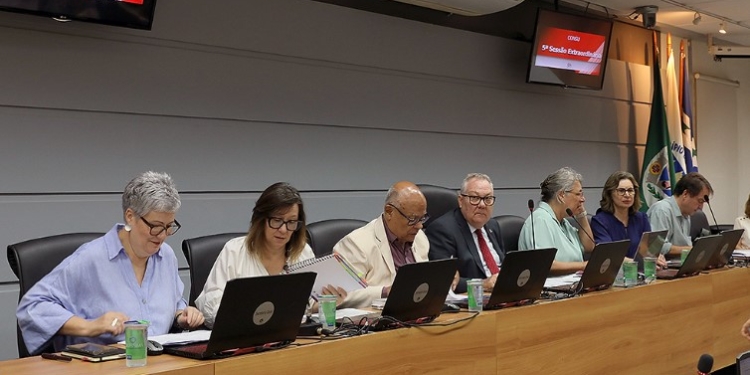 Barrada por manifestantes, reunião do Consu será retomada na tarde desta quinta-feira