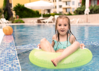 O que os pais precisam saber antes de levar as crianças à piscina ou praia