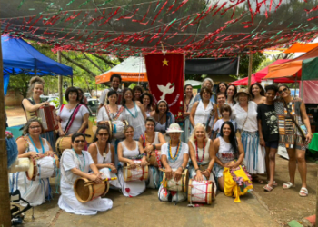Caixeiras das Nascentes fazem cortejo musical na Feira Hippie de Campinas 