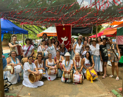 Caixeiras das Nascentes fazem cortejo musical na Feira Hippie de Campinas