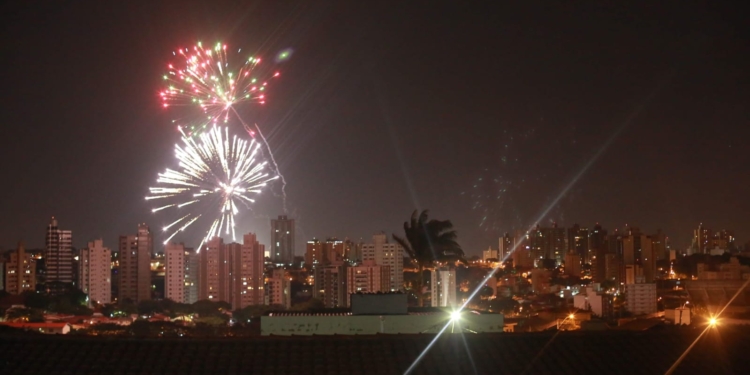 Festas de final de ano reforçam polêmica sobre soltura de fogos barulhentos