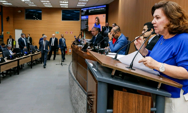 Câmara aprova Lei Manuela e criação de cargos comissionados na última sessão do ano