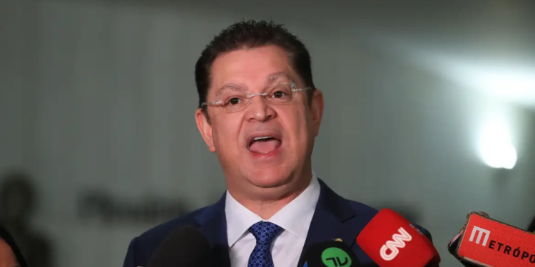 Líder do PL na Câmara, Sóstenes Cavalcante nega desvios de verbas