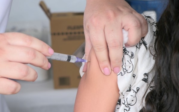 Multivacinação: Saúde de Campinas promove ação em supermercado