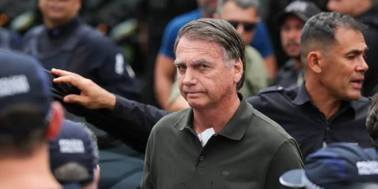 Bolsonaro é internado em hospital de Brasília e passará por cirurgia