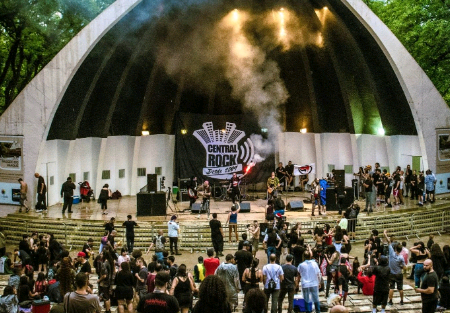 Rock na Concha: edição de Natal terá arrecadação de brinquedos no dia 7 de dezembro