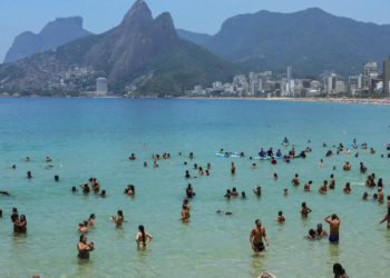 Corpo de piloto do avião que caiu em Copacabana é resgatado
