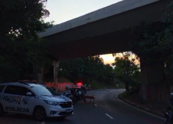 Vídeo: motociclista cai de ribanceira e morre na Barão de Itapura