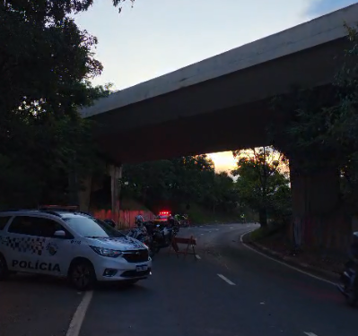 Vídeo: motociclista cai de ribanceira e morre na Barão de Itapura