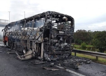 Ônibus pega fogo e causa congestionamento na Rodovia dos Bandeirantes