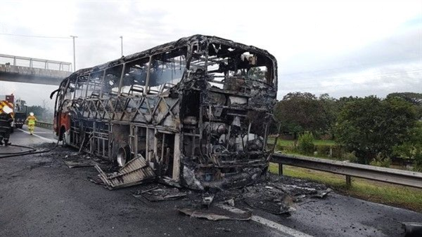 Ônibus pega fogo e causa congestionamento na Rodovia dos Bandeirantes