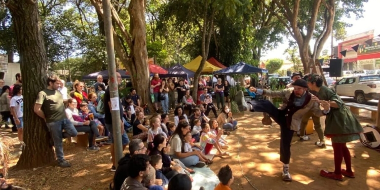 Feira de Barão realiza dia de brincadeiras tradicionais para famílias na Praça do Coco