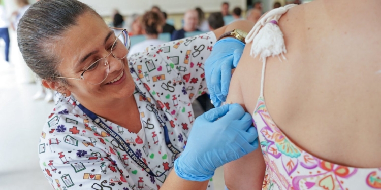 Vacina contra a dengue do Butantan começa a ser aplicada na população de Botucatu