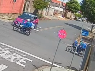 Motorista avança cruzamento e atinge motociclista