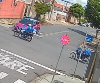 Motorista avança cruzamento e atinge motociclista