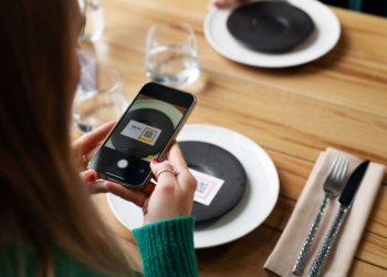 Tarcísio veta projeto que exigia cardápio de papel em bares e restaurantes