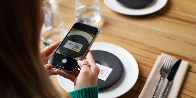 Tarcísio veta projeto que exigia cardápio de papel em bares e restaurantes