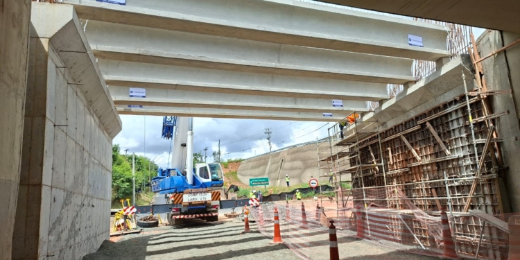 Rota das Bandeiras realiza operação de lançamento de vigas no trevo do Real Parque neste sábado