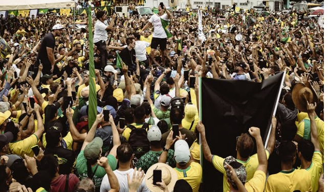 Artigo: Nikolas Ferreira, a psicologia das massas e a função do herói – por Luciana Inocêncio