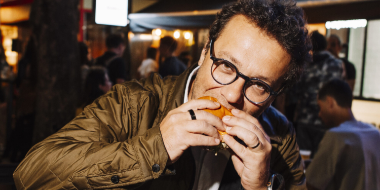 Hamburgueria distribui 100 burgers gratuitos na inauguração em Campinas