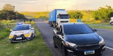 Carro com 566 evasões de pedágio e R$ 44 mil em multas é apreendido na rodovia SP-340