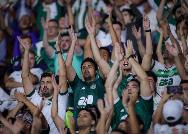 Matheus Costa elogia torcida nas duas vitórias do Guarani como visitante: ‘nos sentimos em casa’