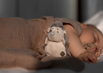 Acordar o bebê para mamar: o que avaliar antes de interromper o sono da criança