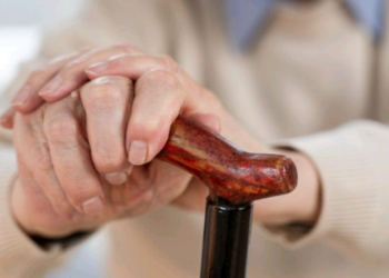 Dispositivo inteligente lembra idoso de tomar remédio e vigia a ingestão