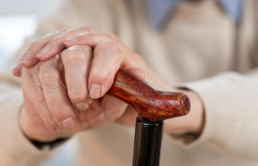 Dispositivo inteligente lembra idoso de tomar remédio e vigia a ingestão