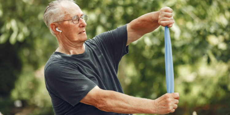 Cuidados na rotina diária são essenciais para prevenir fraturas em idosos