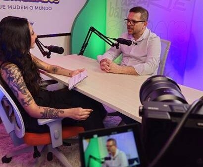 Podcast ‘Os Incomodados’ mergulha na jornada de acolhimento de um pai e seu filho trans