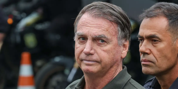 Após sofrer queda, Bolsonaro é autorizado a realizar exames no crânio em hospital