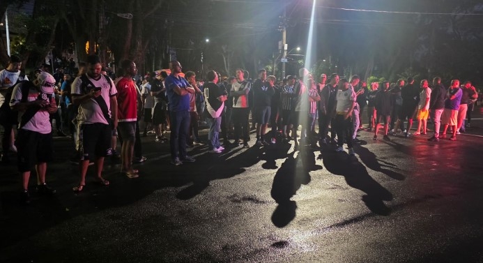 Em meio à crise financeira, torcida da Ponte Preta protesta no Majestoso e cobra diretoria