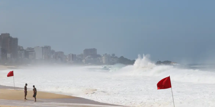 Rio e SP fizeram 1.456 salvamentos nas praias no Réveillon; campineiro segue desaparecido