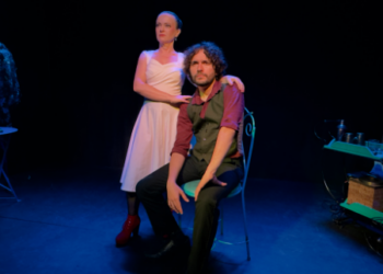 ‘Dona Júlia’ provoca público em tragicomédia sobre abuso, delírio e contradições humanas