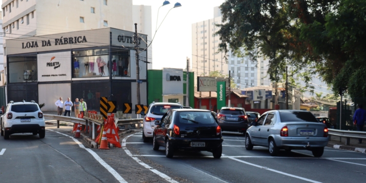 Emdec interdita via ao lado do Bosque e pista interna da Heitor Penteado