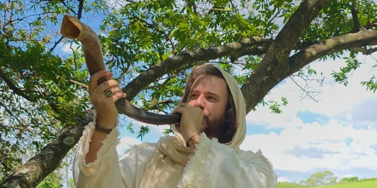 Livro conecta tradição e tecnologia ao registrar técnicas do berrante e do shofar