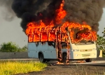 Micro-ônibus com atletas de karatê de Santa Bárbara d’Oeste pega fogo na Bandeirantes